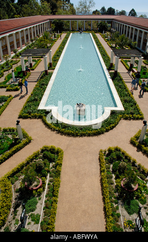 Peristilio esterno. Sculture in bronzo, le repliche delle statue rinvenute presso la Villa del papiri, sono collocati in un antico findspots Foto Stock