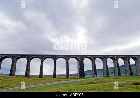 Sotto le nuvole scure il viadotto Ribblehead sull'accontentarsi di Carlisle Railway North Yorkshire, Inghilterra Foto Stock