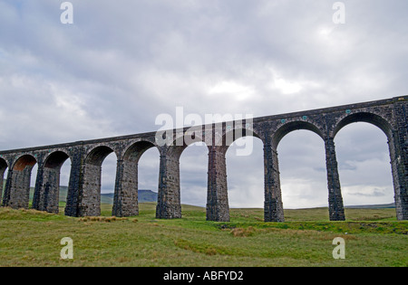 Sotto le nuvole scure il viadotto Ribblehead sull'accontentarsi di Carlisle Railway North Yorkshire, Inghilterra Foto Stock