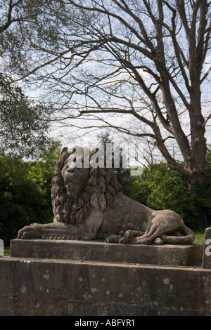 Lion ai piedi di un monumento alla Regina Victoria in Victoria Park, Vasca Spa, Somerset, Londra, Inghilterra. Foto Stock