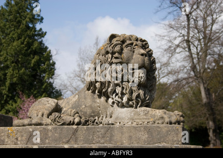 Lion ai piedi di un monumento alla Regina Victoria in Victoria Park, Vasca Spa, Somerset, Londra, Inghilterra. Foto Stock