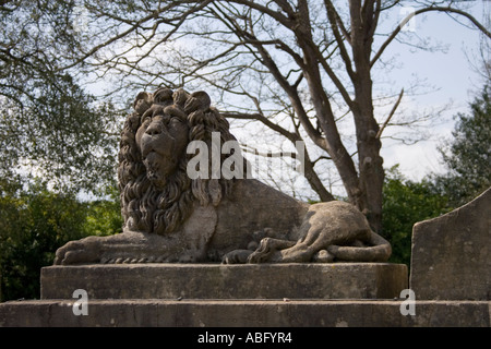 Lion ai piedi di un monumento alla Regina Victoria in Victoria Park, Vasca Spa, Somerset, Inghilterra, l'Europa. Foto Stock