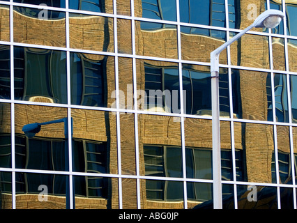 Una strada di luce riflessa nelle finestre di un edificio per uffici a Lincoln, Nebraska. Foto Stock
