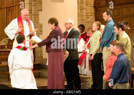 Mamma e papà sostenere figli chiesa ordinazione come un nuovo ministro. Grazia università chiesa luterana Minneapolis Minnesota MN USA Foto Stock