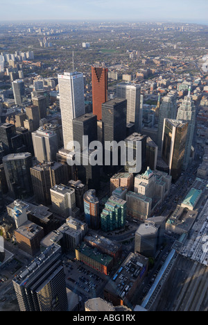 Vista aerea di Toronto il quartiere finanziario dalla CN Tower con orizzonte al tramonto Foto Stock