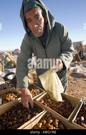 Berber agricoltore in djellaba date di vendita settimanale mercato outdoor boulmane du Dades Marocco Foto Stock