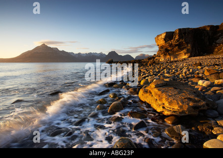 A tarda sera in primavera a Elgol guardando verso il Cuillin Hills sull'Isola di Skye Foto Stock