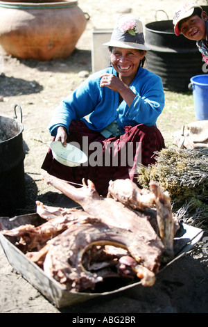 Il festival annuale dei combattimenti tra villaggi conosciuto come Tinku a Maca Bolivia. Foto Stock