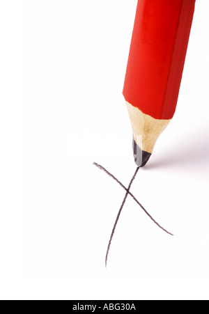 La scrittura di disegno con il grande matita rossa fare una X a croce Foto Stock