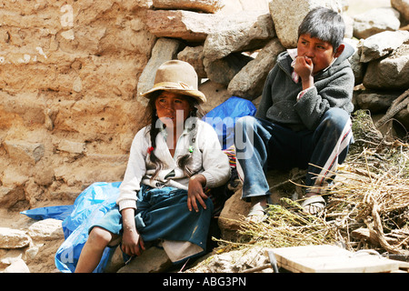 Il festival annuale dei combattimenti tra villaggi conosciuto come Tinku a Maca Bolivia. Foto Stock