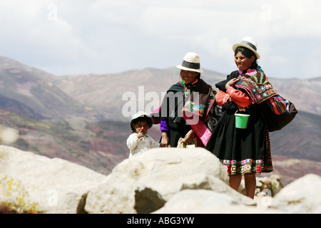 Il festival annuale dei combattimenti tra villaggi conosciuto come Tinku a Maca Bolivia. Foto Stock