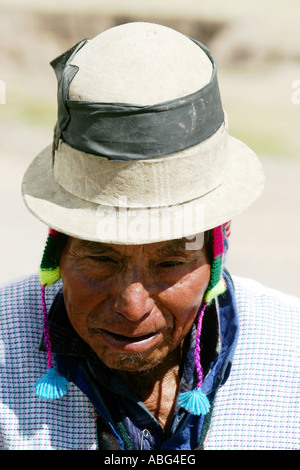 Il festival annuale dei combattimenti tra villaggi conosciuto come Tinku a Maca Bolivia. Foto Stock