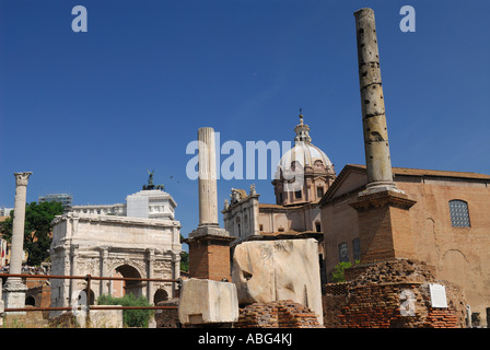 Tre pilastri permanente nelle antiche rovine del Foro Romano Roma Italia Foto Stock