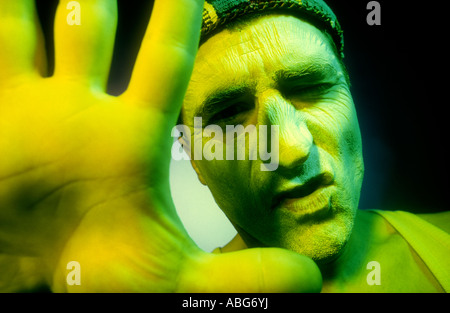 L'uomo aggressivo ritratto di espressione. Arresto di mano cinque dita CONCEPT Foto Stock