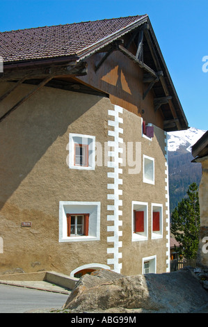 Parte anteriore di una tipica casa engadinese decorata con ornamenti di sgraffito, Zuoz Engadin, Grigioni, Svizzera Foto Stock