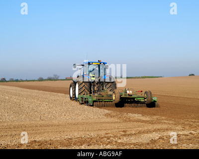 Il trattore su un terreno vicino a scogliere a happisburgh norfolk East Anglia England Regno Unito Foto Stock