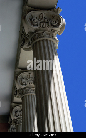 Dettaglio colonna di pietra Palacio de Velazquez nel Parco del Retiro in estate Madrid Spagna Europa UE Foto Stock