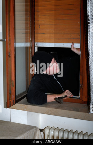 Un ladro si rompe in una casa - Foto Stock