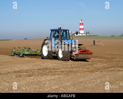 Il trattore su un terreno vicino a scogliere a happisburgh norfolk East Anglia England Regno Unito Foto Stock