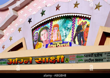 Film di Bollywood poster al di sopra di un cinema in India Foto Stock