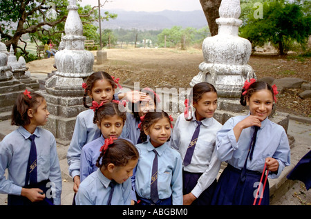 Ragazze nepalese in uniforme scolastica a Swayambhounath nella valle di Kathmandu in Nepal Asia del Sud Foto Stock