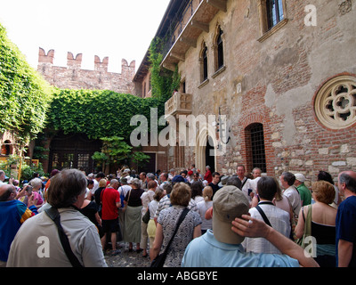 Juliets balcone a Verona attira un numero enorme di turisti Verona Veneto Italia Foto Stock