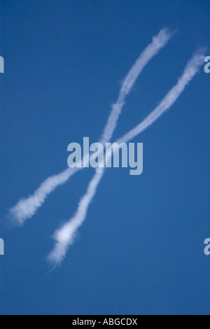 Sentieri di vapore nel cielo Foto Stock