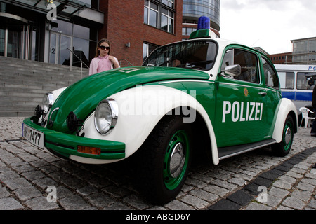 Originale verde Volswagen Beetle auto della polizia è visto ad Amburgo, Germania Foto Stock