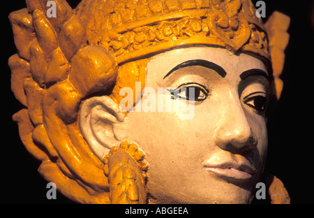 Statua del guerriero nella Shwedagon pagoda composto Foto Stock