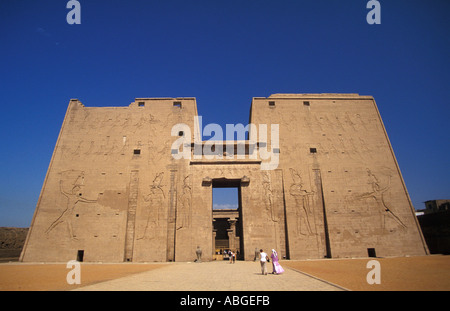Tempio di Horus (Falcon-God) in Edfu, Egitto Foto Stock