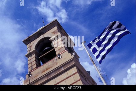 Nazionale Greco di bandiera e il campanile della chiesa di San Giorgio, Lycabettus Hill, Atene (Grecia) Foto Stock