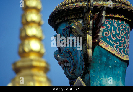 Thai divinità mitiche con il Phra Siratana Chedi in background, Bangkok, Thailandia Foto Stock