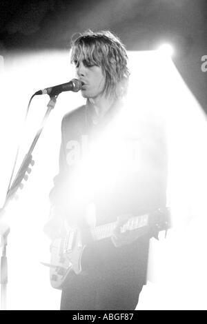 Johnny Borrell dei Razorlight dal vivo presso il Surfers against Sewage sfera Sep 2004 Foto Stock