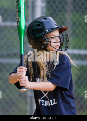 Ragazza sempre pronto a colpire un softball Foto Stock