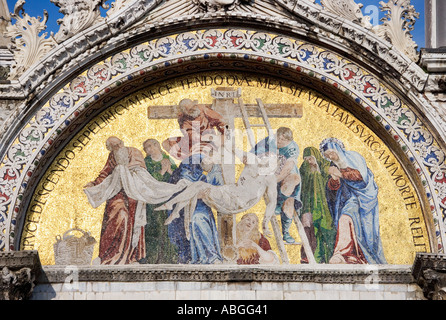 La Deposizione dalla Croce mosaico bizantino di San Marco la Basilica di s Venezia Italia Foto Stock