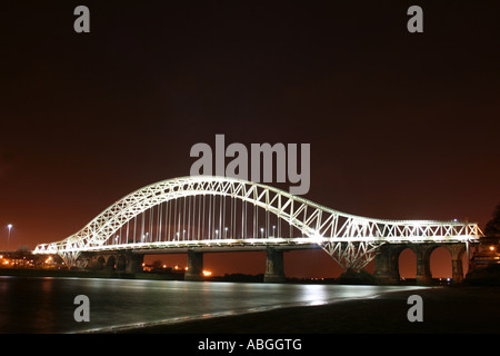 Runcorn Bridge (Silver Jubilee ponte di sospensione) di notte [A533 Queensway, Runcorn/Widnes, Cheshire, Inghilterra, Regno Unito, Europa]. . Foto Stock