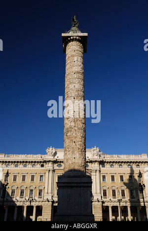 Colonna di Marco Aurelio in Piazza Colonna Roma Italia con cielo blu Foto Stock