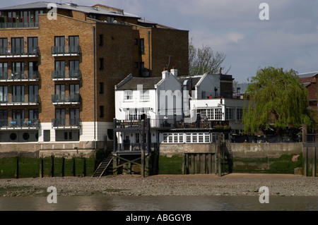Xvi secolo prospettiva di Whitby Pub a Wapping London, Inghilterra Foto Stock