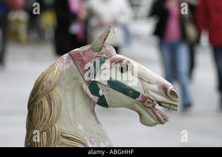 Antico cavallo a dondolo al di fuori del negozio di antiquariato con i passanti in background Honfleur Francia Foto Stock