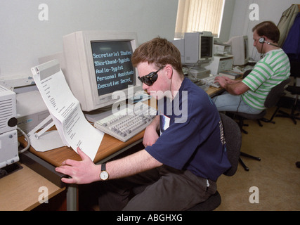 'Non vedenti studente di college utilizzando tipo ingrandita sul monitor di un computer' Foto Stock