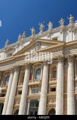 Dettaglio verticale di ingresso pilastri e statue della facciata della Basilica di San Pietro papale Basilica Cattedrale cattolica romana presso il Vaticano a Roma Italia Foto Stock