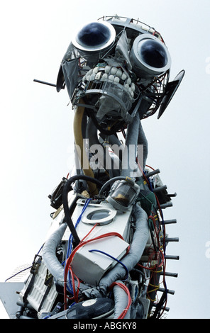 Raee uomo scultura progettata da Paolo Bonomini è un enorme scultura robotico realizzato di rottami di apparecchiature elettriche ed elettroniche. Foto Stock