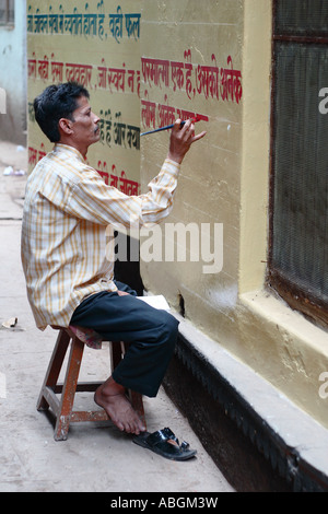 Indian uomo pittura segno Sanscrito Foto Stock
