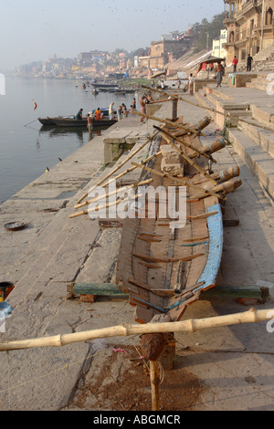 Barca riparazione/costruzione sul ghats in Varanesi, India Foto Stock