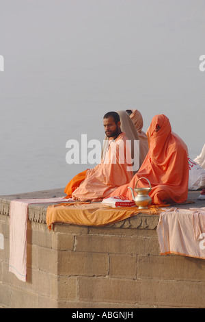 Le preghiere del mattino sulle rive del Gange, Varanasi, India Foto Stock