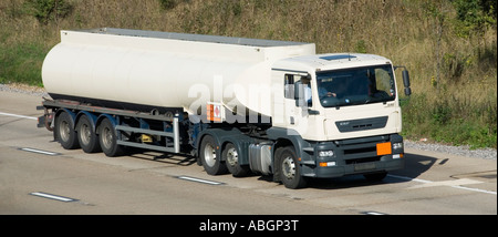 M25 Autostrada bianca pulita articolato non marcati cisterna rimorchio Hazchem piatto & autocarro oscurati numero di targa Foto Stock