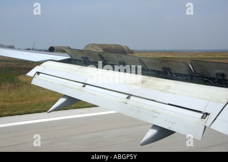 La decelerazione delle ali di volo di linea è in uso vista ravvicinata durante l'atterraggio all'aeroporto internazionale di Salonicco Grecia Europa Foto Stock