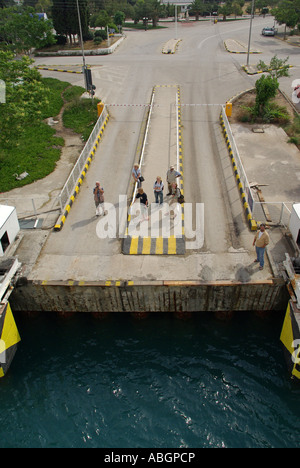 Canale di Corinto greco junction road & canal un sommergibile il ponte si è abbassato ben al di sotto dell'acqua per consentire la grande nave da crociera per passare al di sopra del Peloponneso Grecia Foto Stock