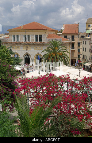 Corfu Grecia isola greca e alla Città Vecchia colorate buganvillee & restaurant le tettoie con gruppo di nozze che posano per una foto nella porta di Corfù Town Hall Foto Stock