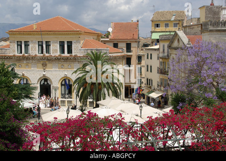 Corfu Grecia isola greca e alla Città Vecchia colorate buganvillee & restaurant le tettoie con gruppo di nozze che posano per una foto nella porta di Corfù Town Hall Foto Stock
